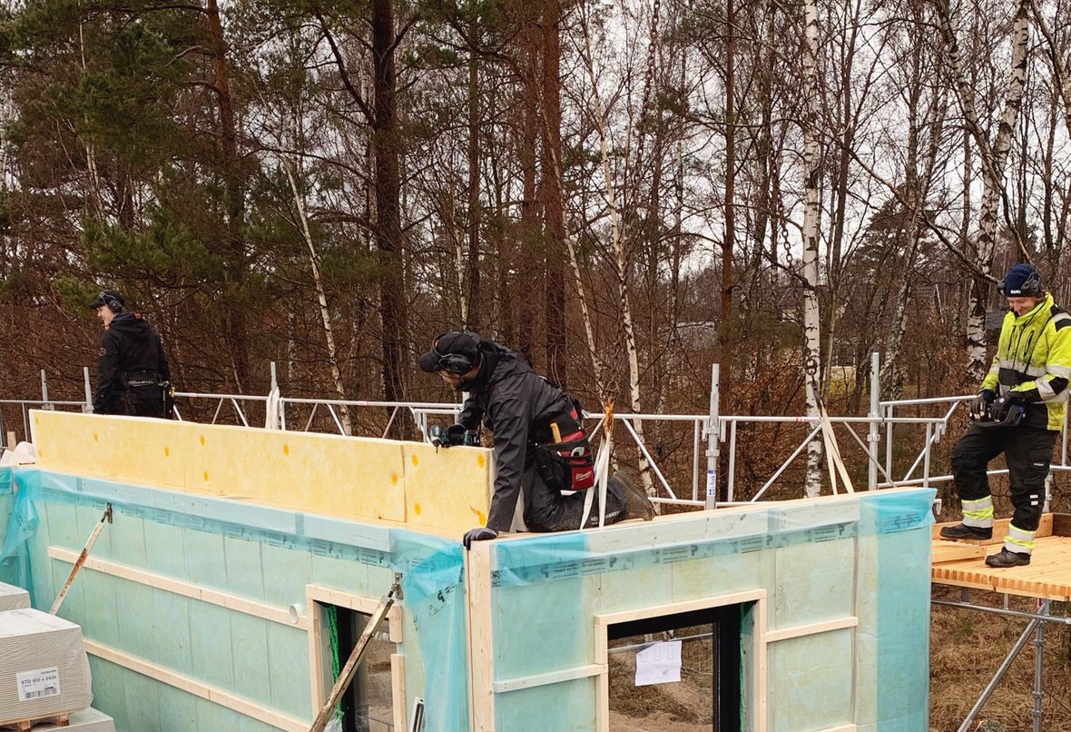 arbetare monterar väggsektioner
